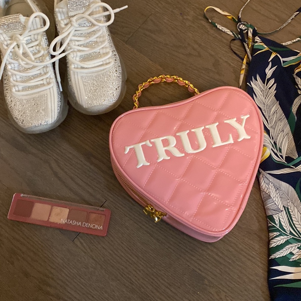 Bundle 2 Listings for $20😀Truly beauty bag